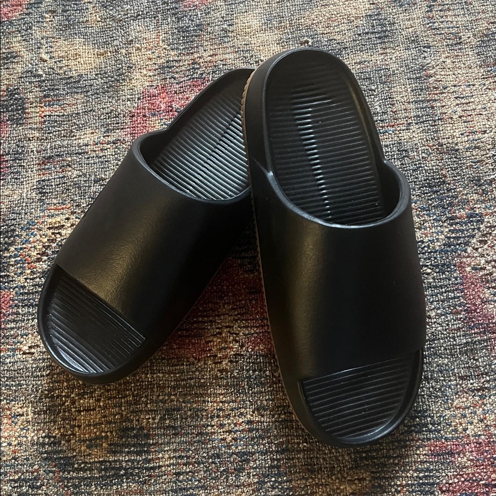 NWT Nike Men's Black and Tan Slide Sandals size 9 - Picture 3 of 5